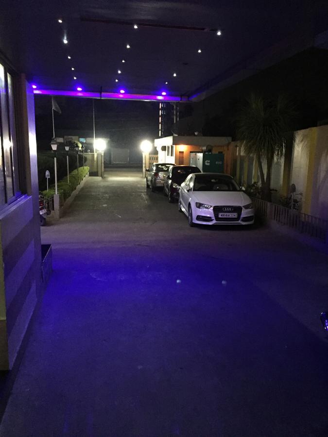 Hotel Samrat Baharampur Dış mekan fotoğraf