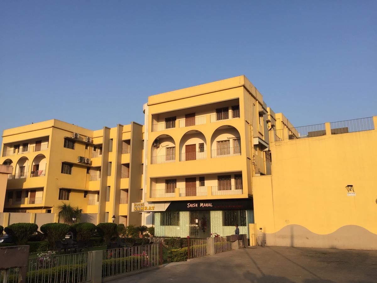 Hotel Samrat Baharampur Dış mekan fotoğraf